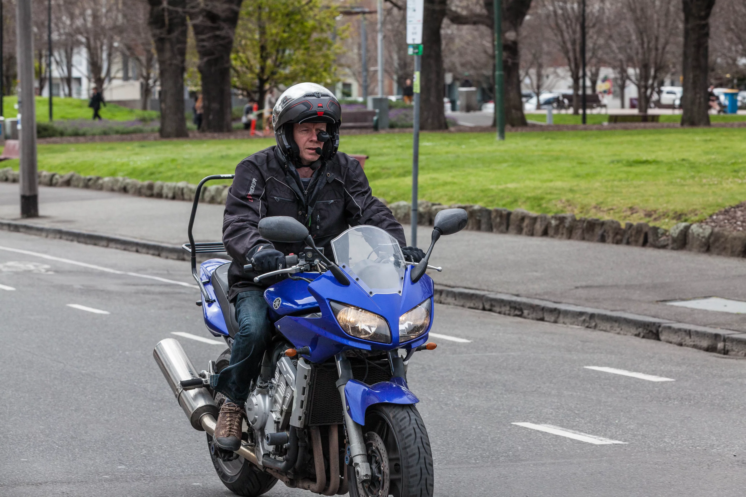 Gizmag's resident supermodel Noel McKeegan rides with BikeHUD (Photo: Loz Blain)