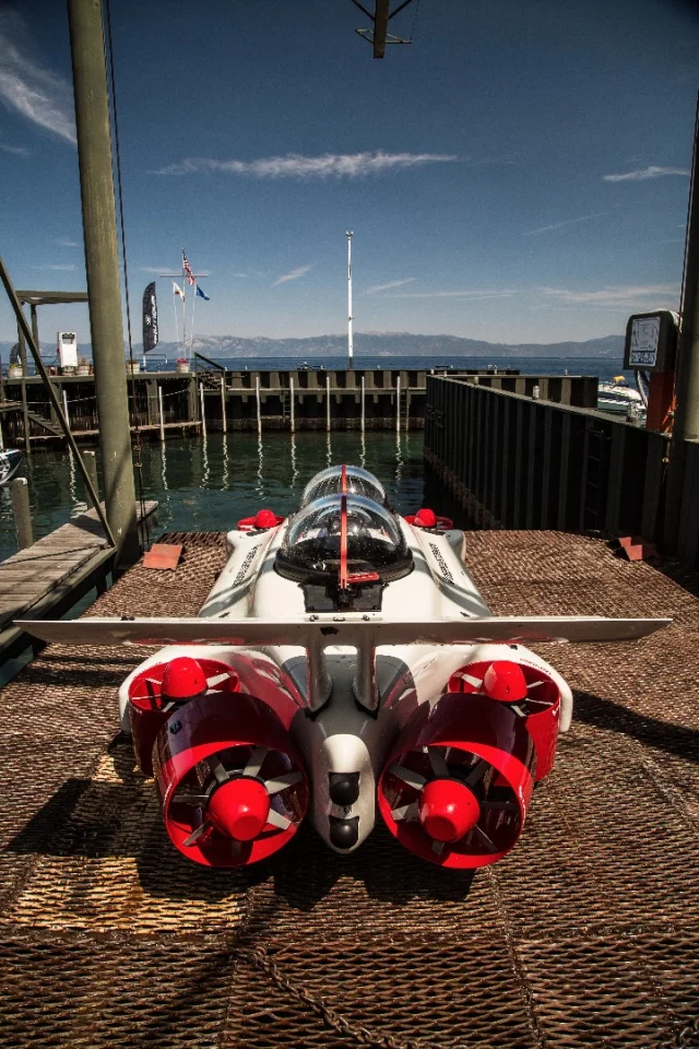 Deepflight Dragon: X/Y mounted rear thrusters are used for horizontal movement and turning the sub