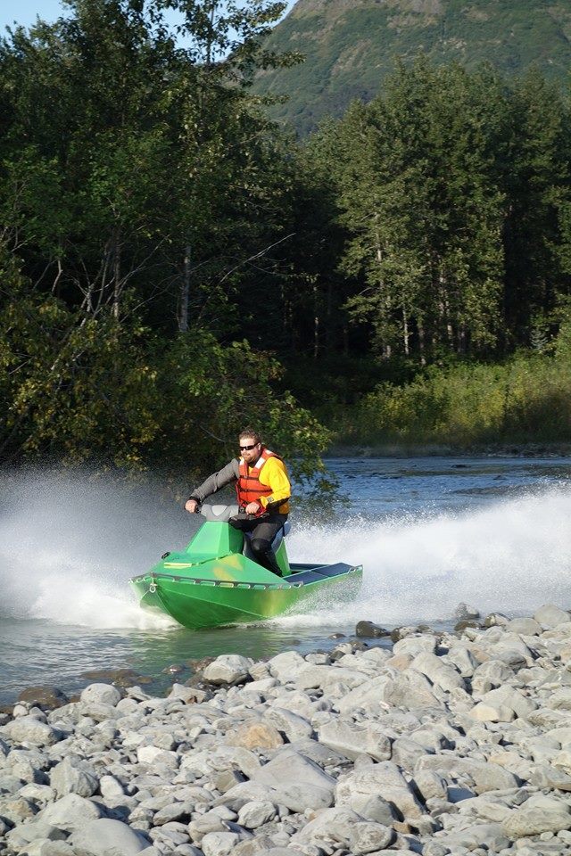 It has a very stable almost-flat bottom, drawing 6 inches (15 cm) of water when idling and 2 to 3 when moving – depending on the speed and payload