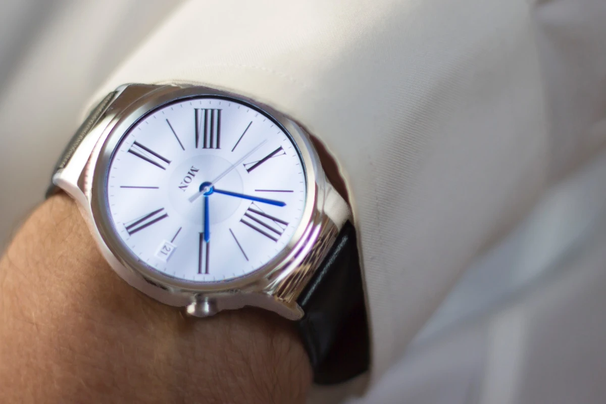 Gizmag reviews the Huawei Watch, a fashionable smartwatch that works with both Android phones and iPhones