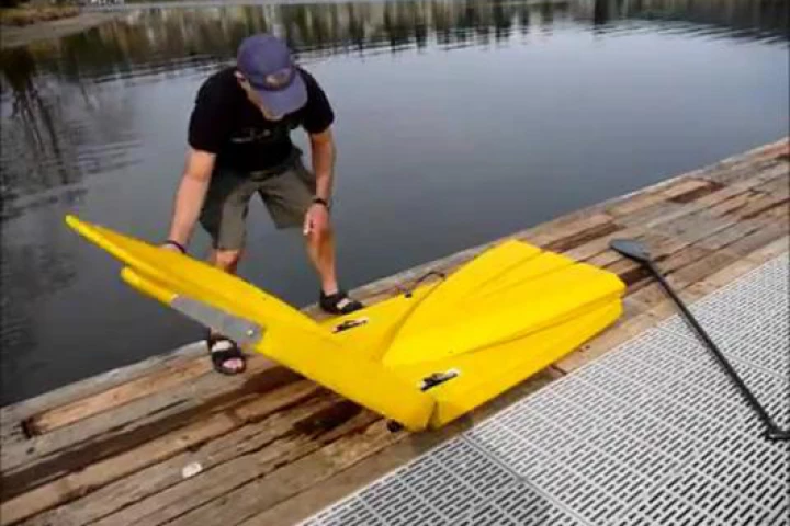 The tip and tail of the Origami Paddler fold out and lock into place via patent-pending strap hinges