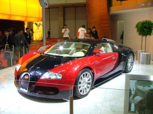 The Veyron's seven-speed gearbox is sequential and controlled via paddles as per F1 cars. The double clutch system performs gear shifts within a maximum of 0.2 of a second and by-passes the need for a clutch pedal.