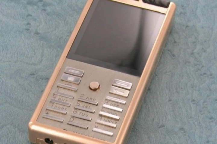 Nero Gold handset in mixed metal