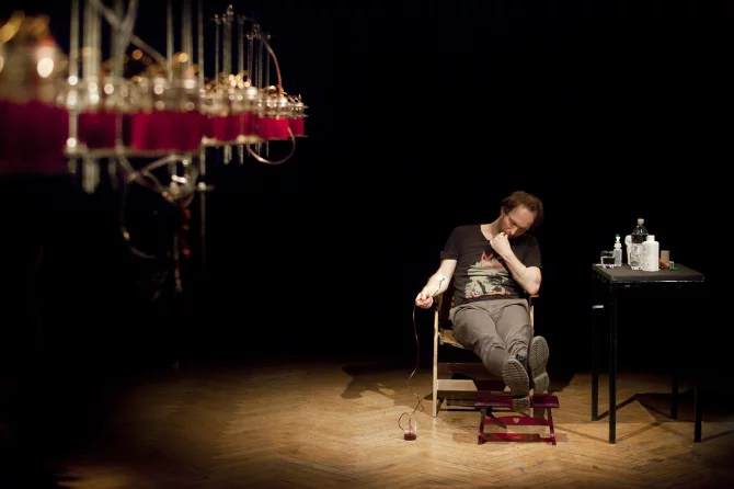 The last 200 ml (0.4 pint) of blood was drawn directly from Morozov's arm during the presentation of the Until I Die project