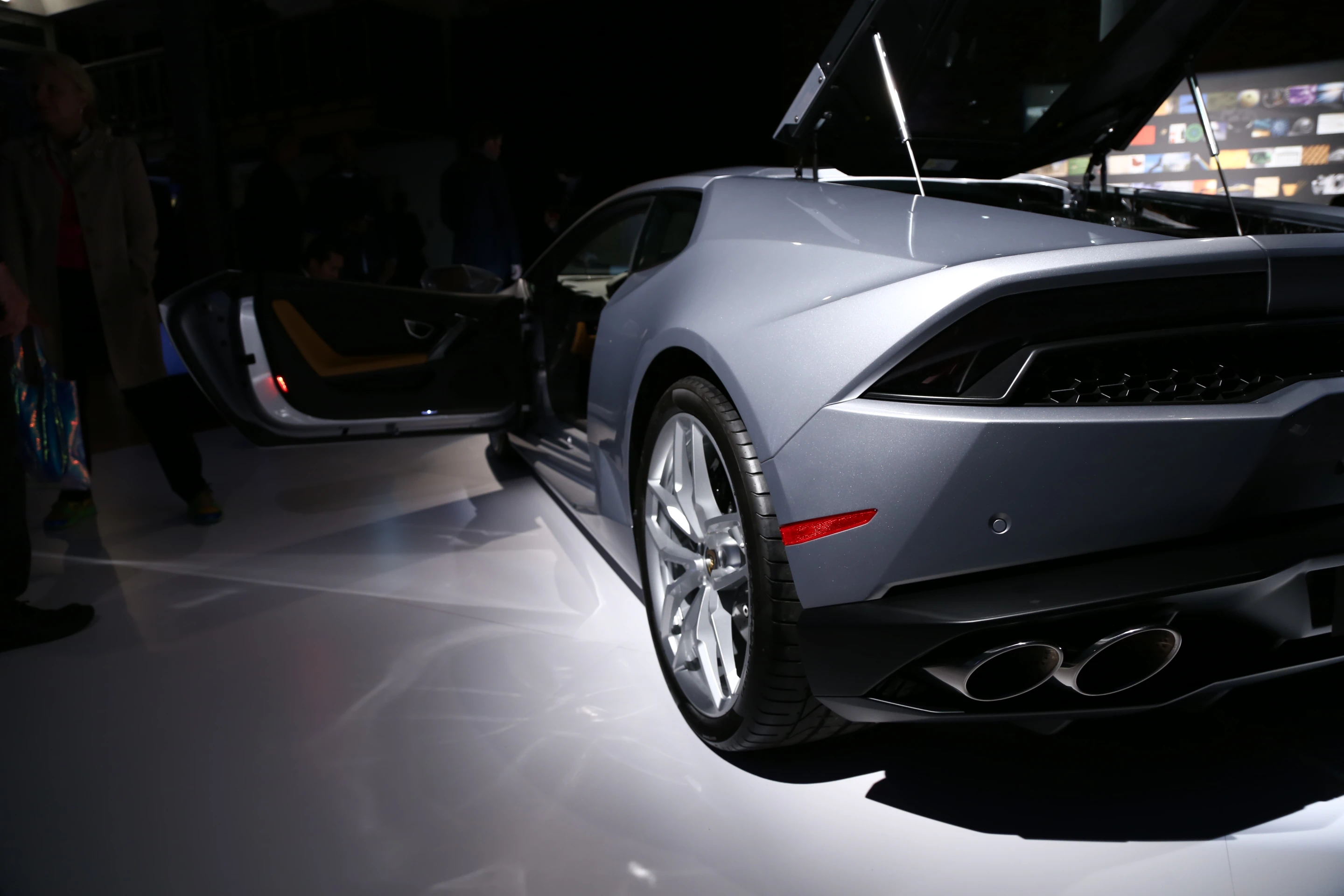 The Huracán gets power from a 610 hp, 5.2 liter V10 that uses Lamborghini’s new "Iniezione Diretta Stratificata" (IDS) fuel delivery system (Photo: Angus MacKenzie/Gizmag.com)