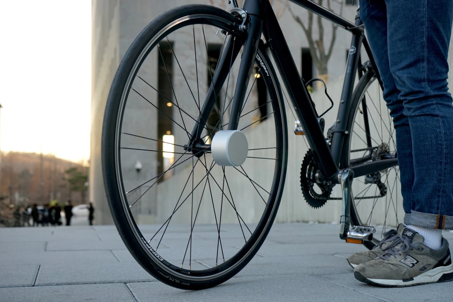 The Bisecu has a weather-resistant aluminum-alloy body, weighs just 350 grams, and is initially installed on the front wheel/front dropout within a claimed 10 minutes