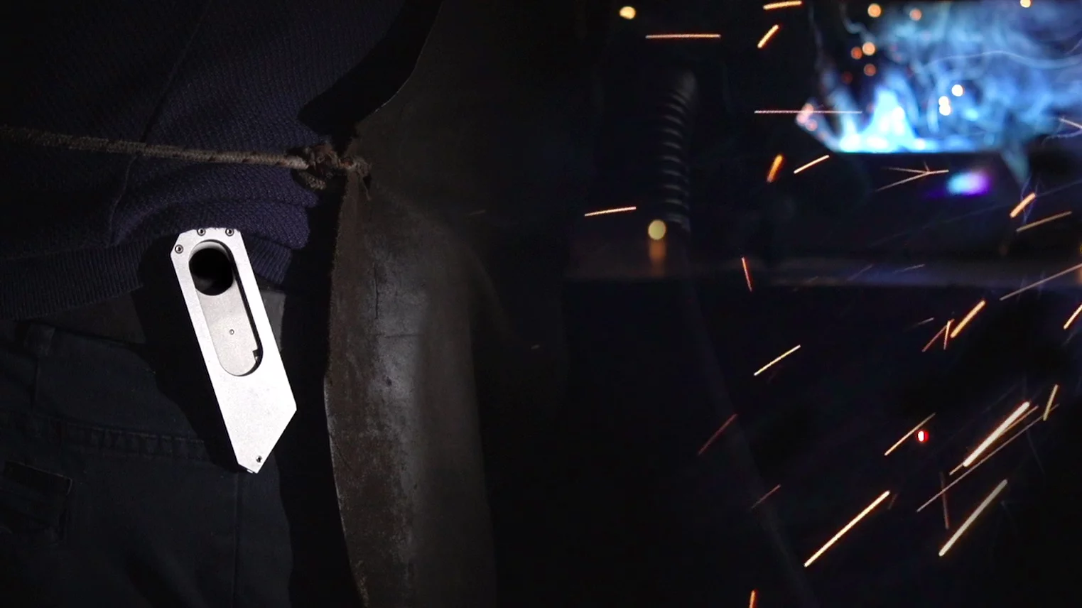 Where the Maker Knife gets particularly interesting is the locking mechanism the deploys and retracts the blade
