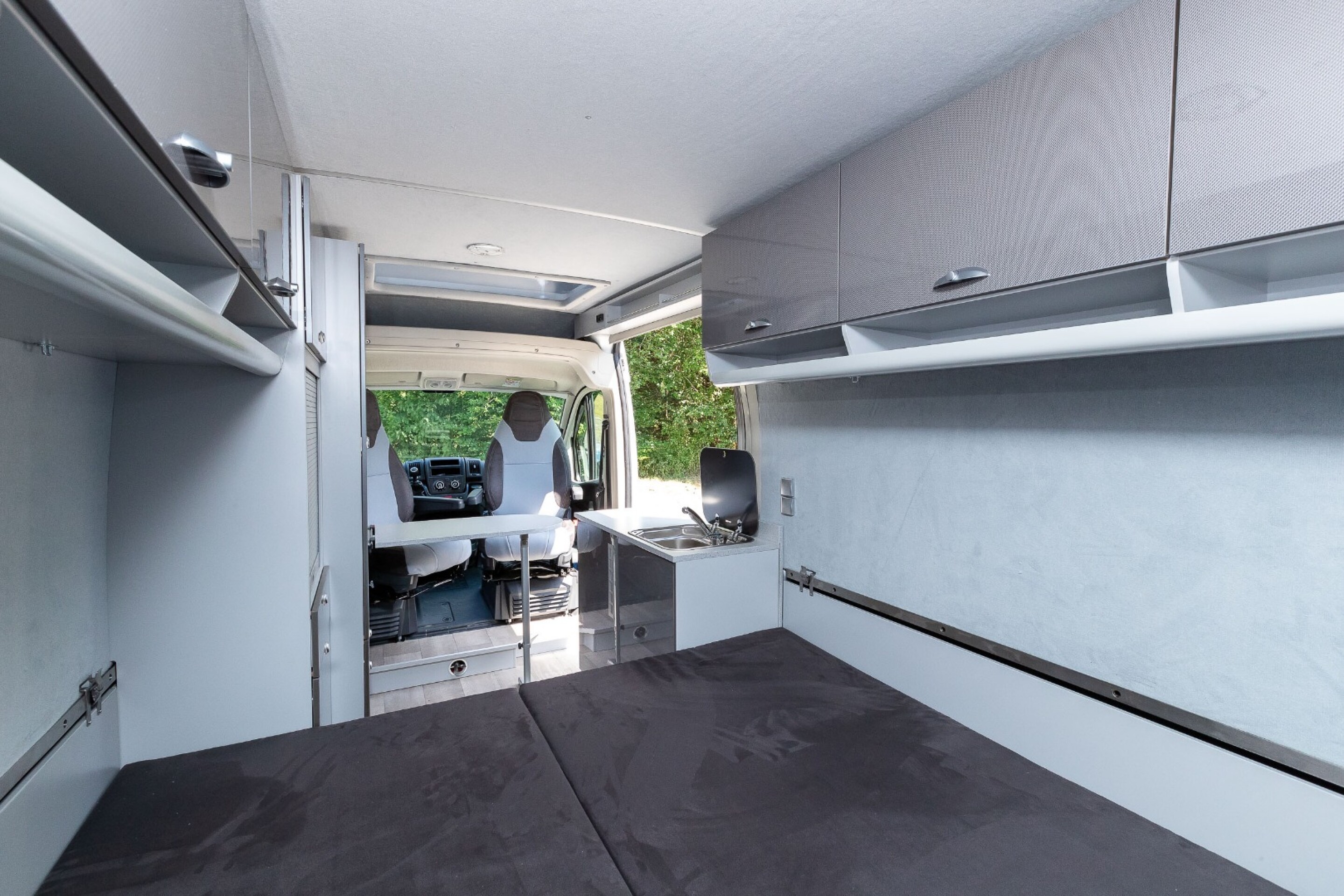 Дом на колесах с гаражом для мотоцикла