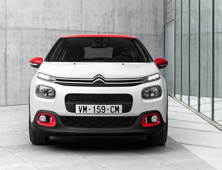 The two-tone paint finish extends to the roof, foglight surround and wing mirrors