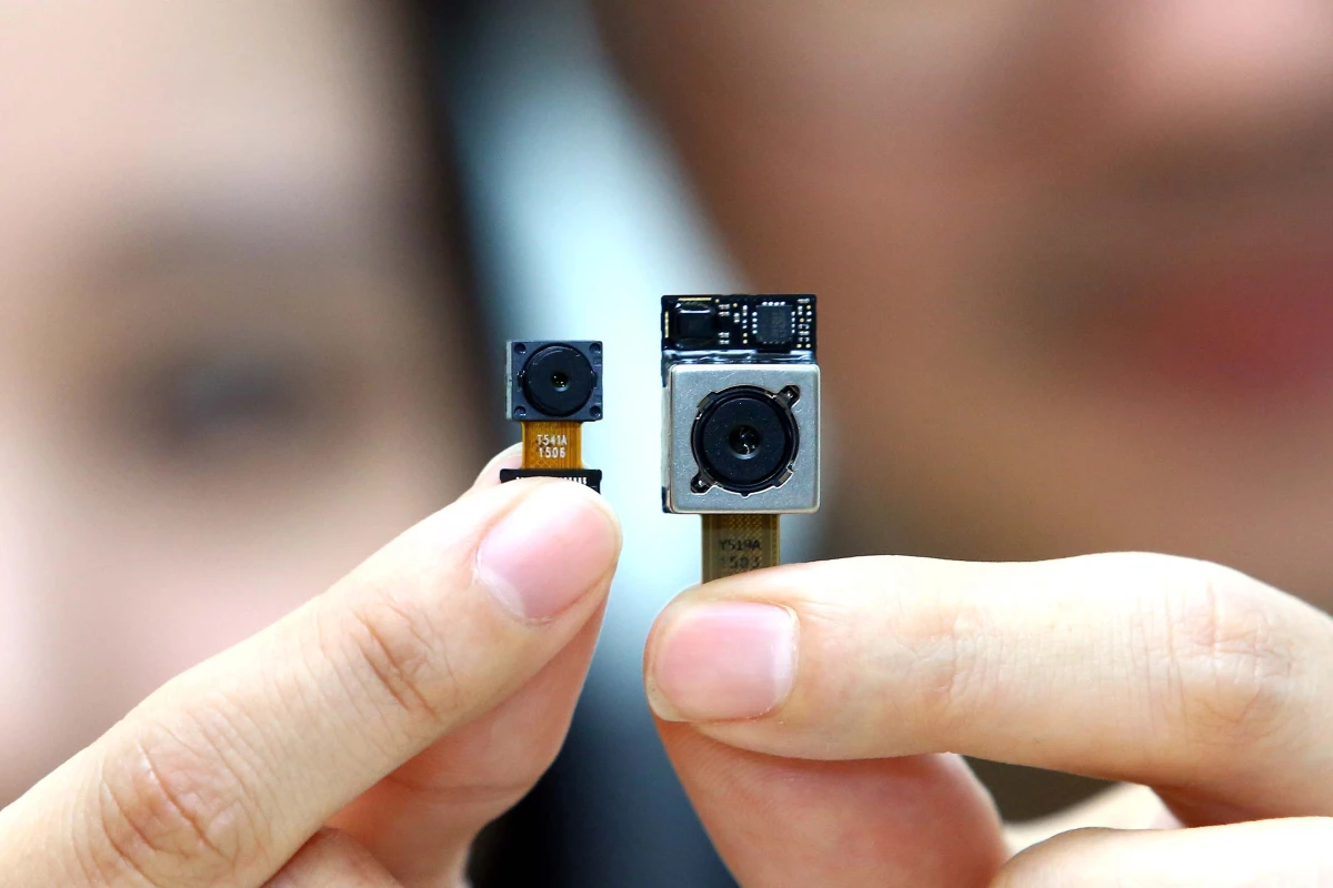 LG Innotek's new f/1.8 16 MP camera module (right) and 8 MP front-facing module (left)