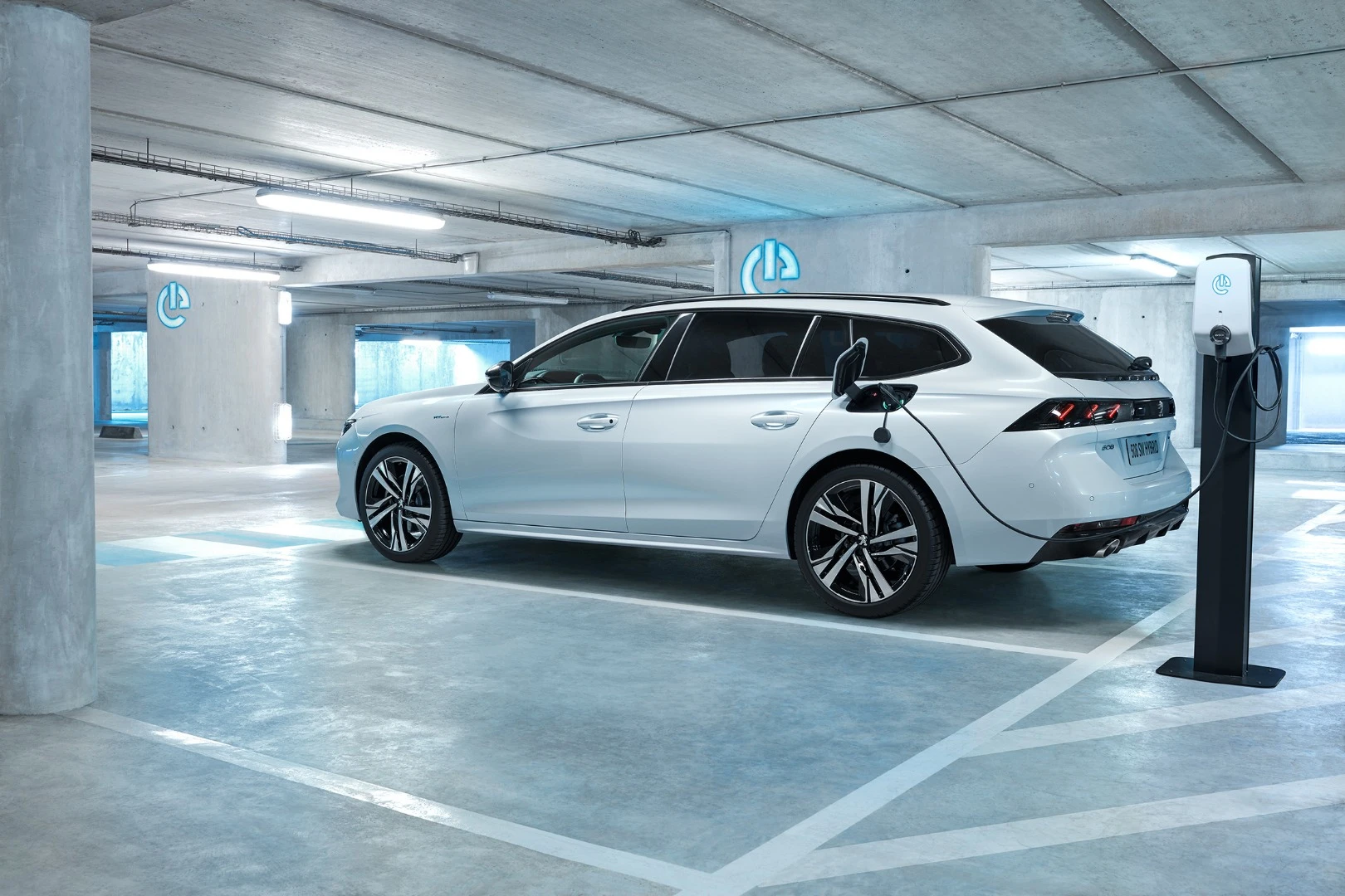 The Peugeot 508 SW will also have a plug-in option using the same system offered in the standard 508 model