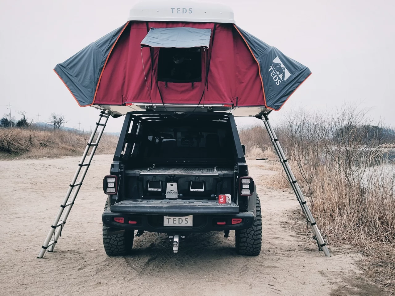 With its dual-expansion design, the TEDpop remains centered over the vehicle with two separate entryways