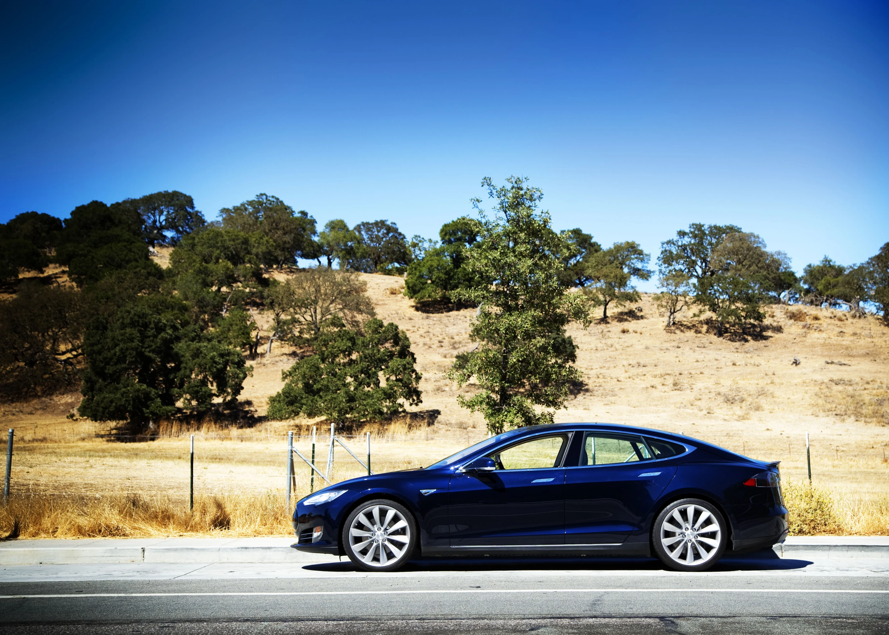 The Model S in the California sun outside Tesla's Palo Alto headquarters (Photo: Angus MacKenzie/gizmag.com)