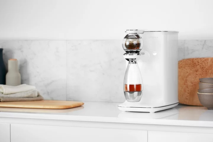 The Teforia infuser automatically adjusts to different varieties of tea