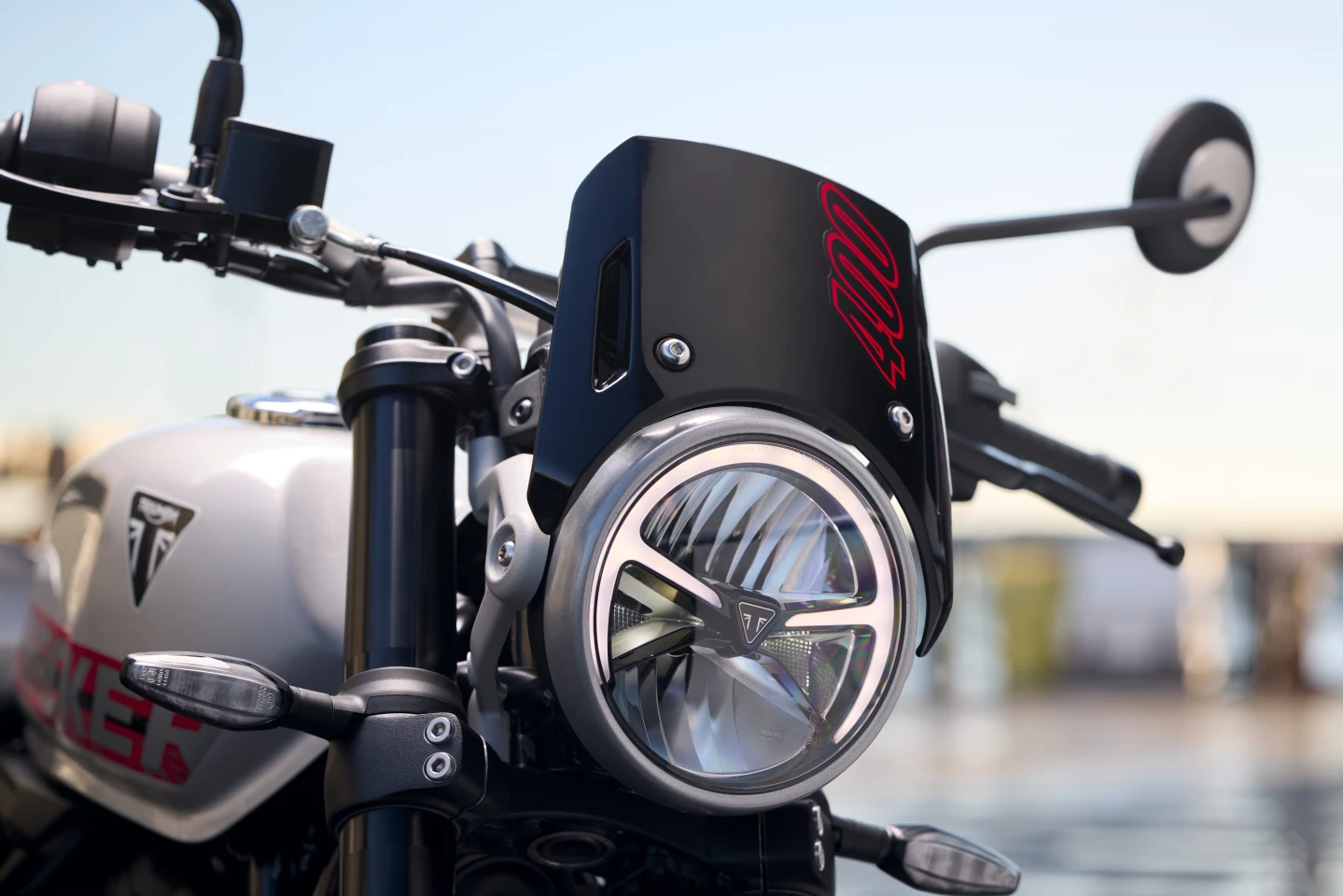 I don’t expect to see people racing with the Tracker 400, but it at least does a good job at looking the part