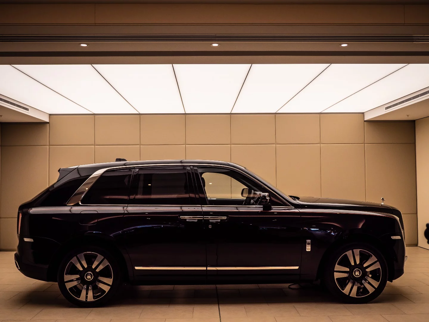 Rolls-Royce Cullinan: mega beefy