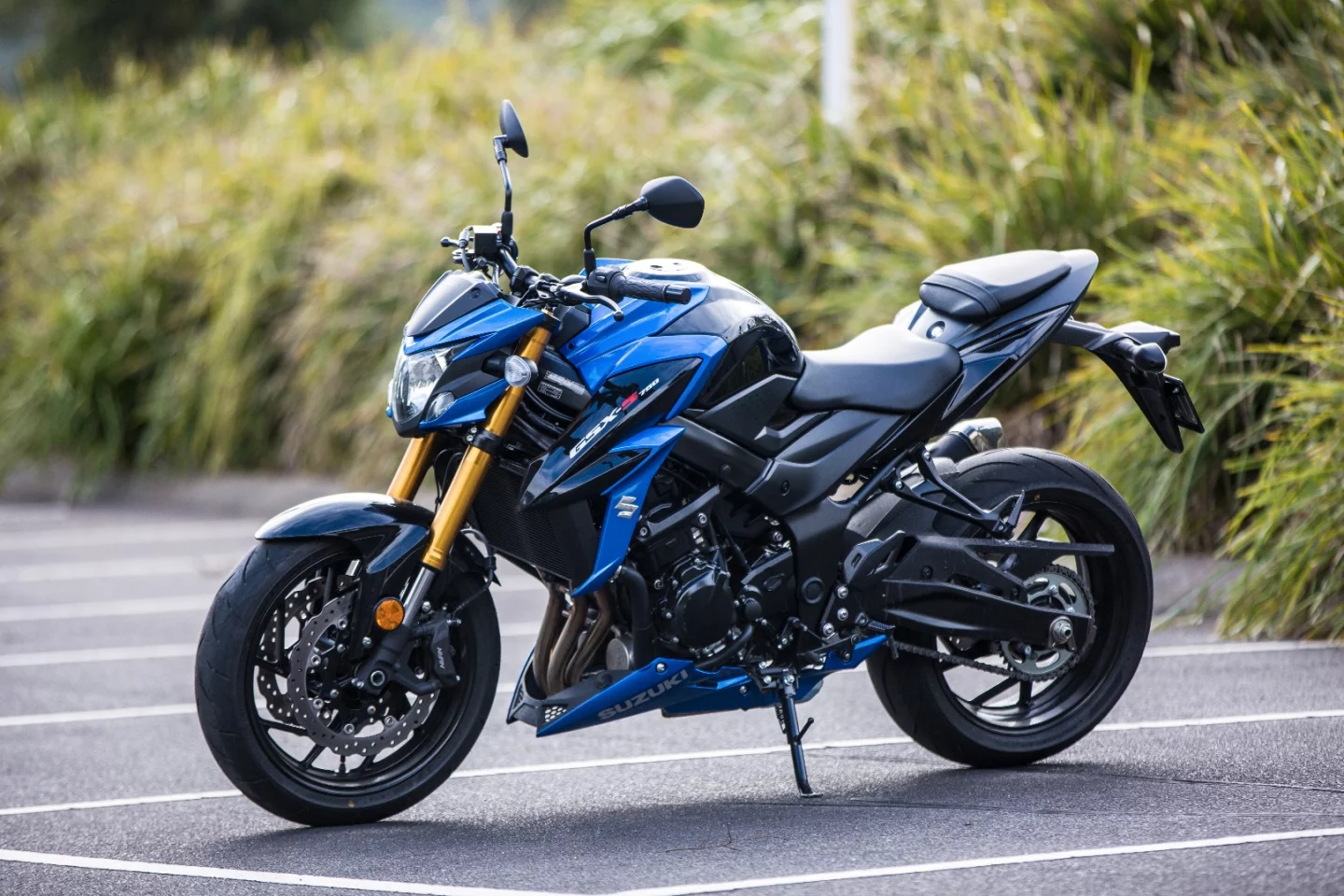 2017 Suzuki GSX-S750: 1cm higher seat than the 1000, but a narrow waist should make it easy for most folk to put a foot down