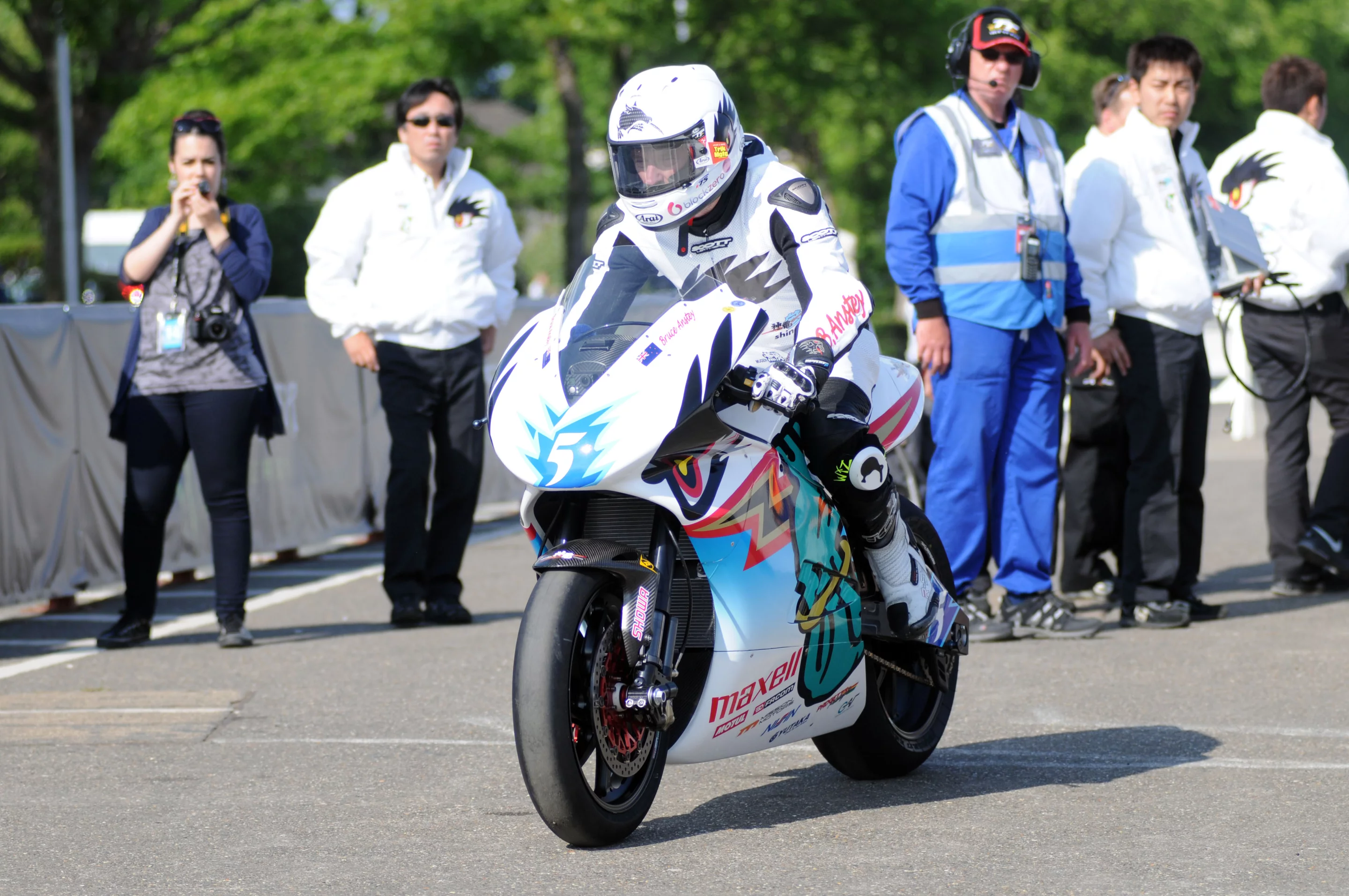 Bruce Anstey (2014 Mugen Shinden San) gets away on the lap which would give him the new electric bike record in the second practice session for the TT Zero event this year