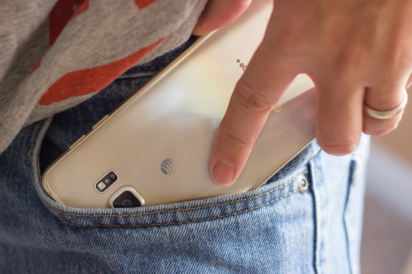 Though its screen is big, the S6 edge+ doesn't feel huge in pocket