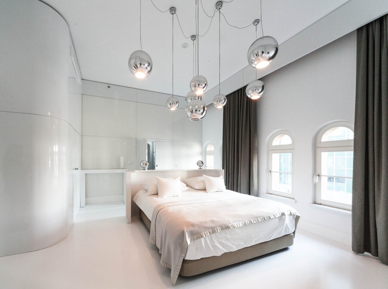 Blow Up Hall: white room interior (Photo: Loz Blain/gizmag.com)