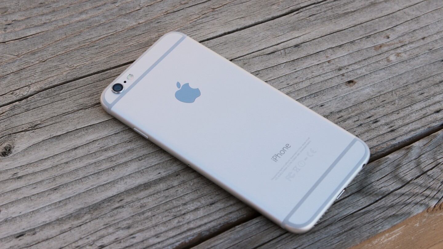 The iPhone 6 has a solid aluminum build (Photo: Will Shanklin/Gizmag.com)