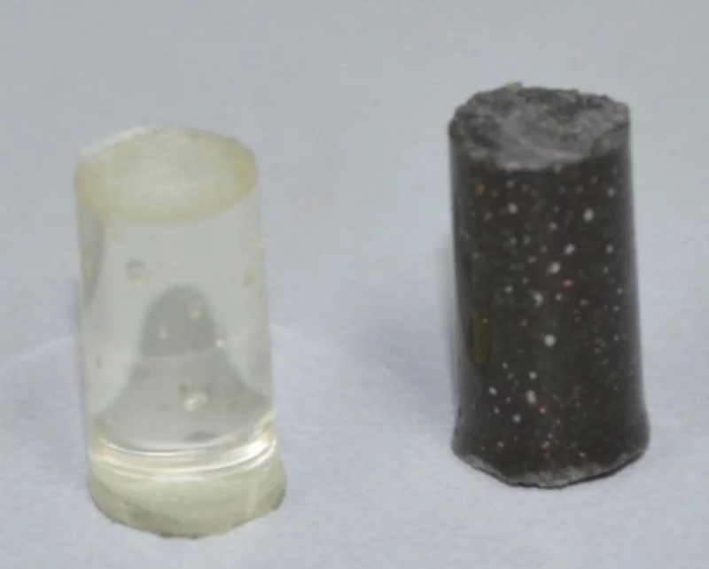 Left is a transparent piece of epoxy, while on the right is a piece made with e-waste reinforcement