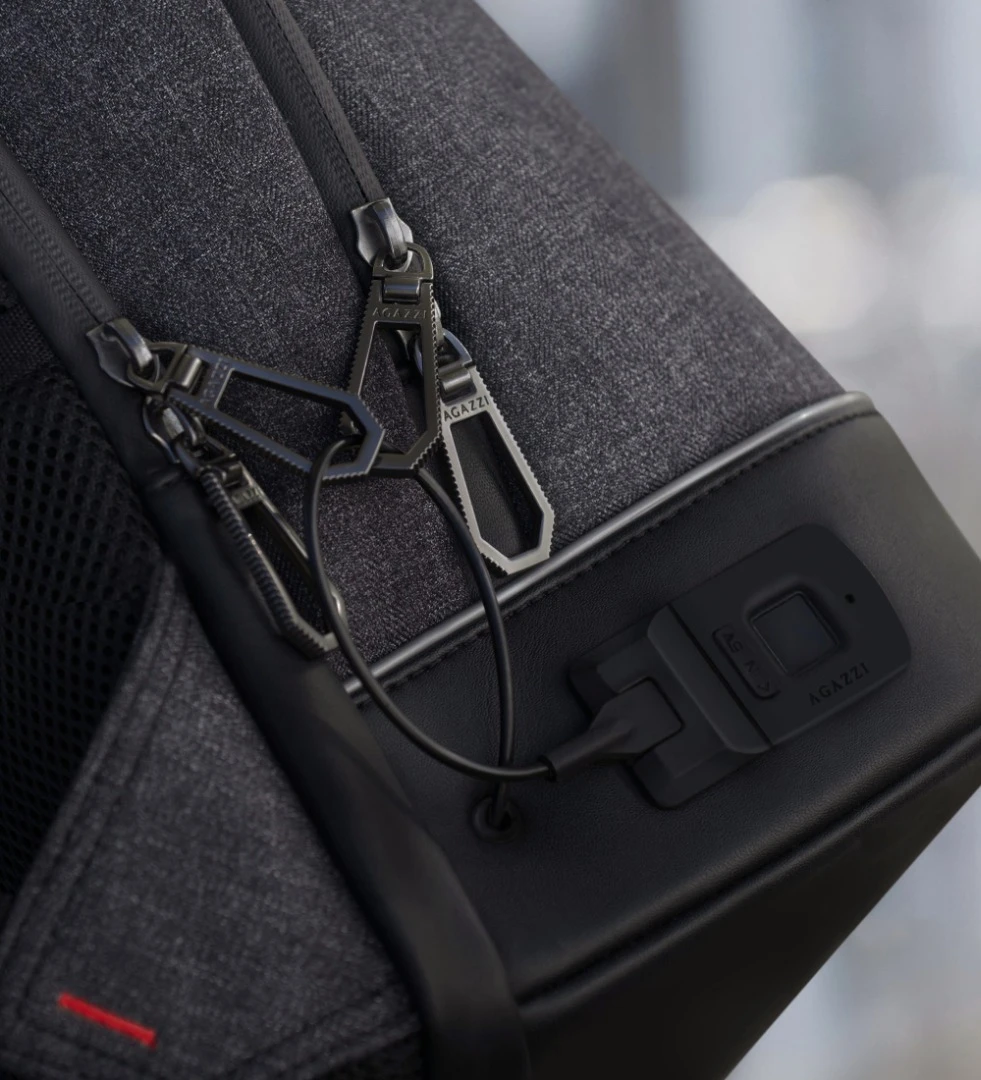 Another handy security feature of the Agazzi Pro is a retractable steel cable that can be used to both lock up all of the bag's different compartments or secure the whole thing to a pole