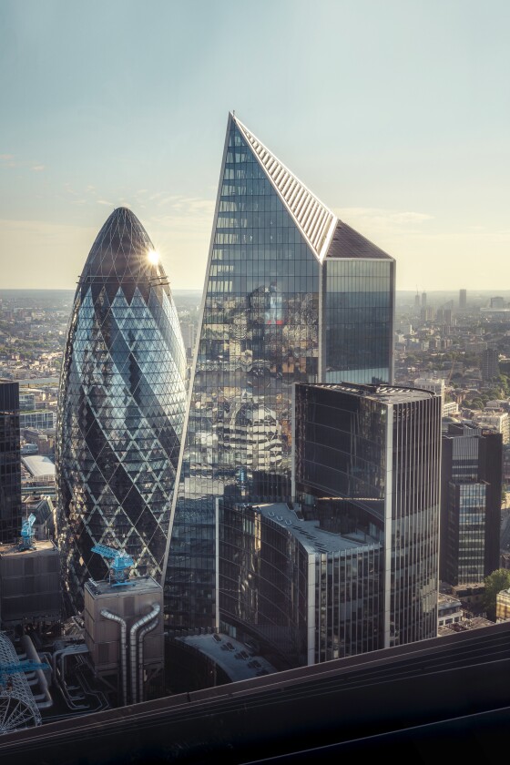 52 Lime Street is located in London, UK, and rises to a height of 624 ft (195 m). It's designed by Kohn Pedersen Fox Associates and has a narrow point and a reflective facade, which give the building the look of a sharp knife and earned it the nickname "The Scalpel." It placed in third position