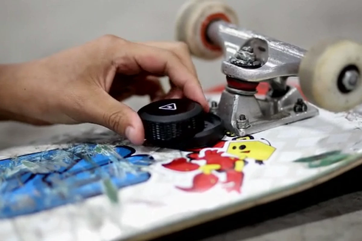 The board-mounted Trace action sports monitor enables advanced tracking functions like trick monitoring and airtime calculation