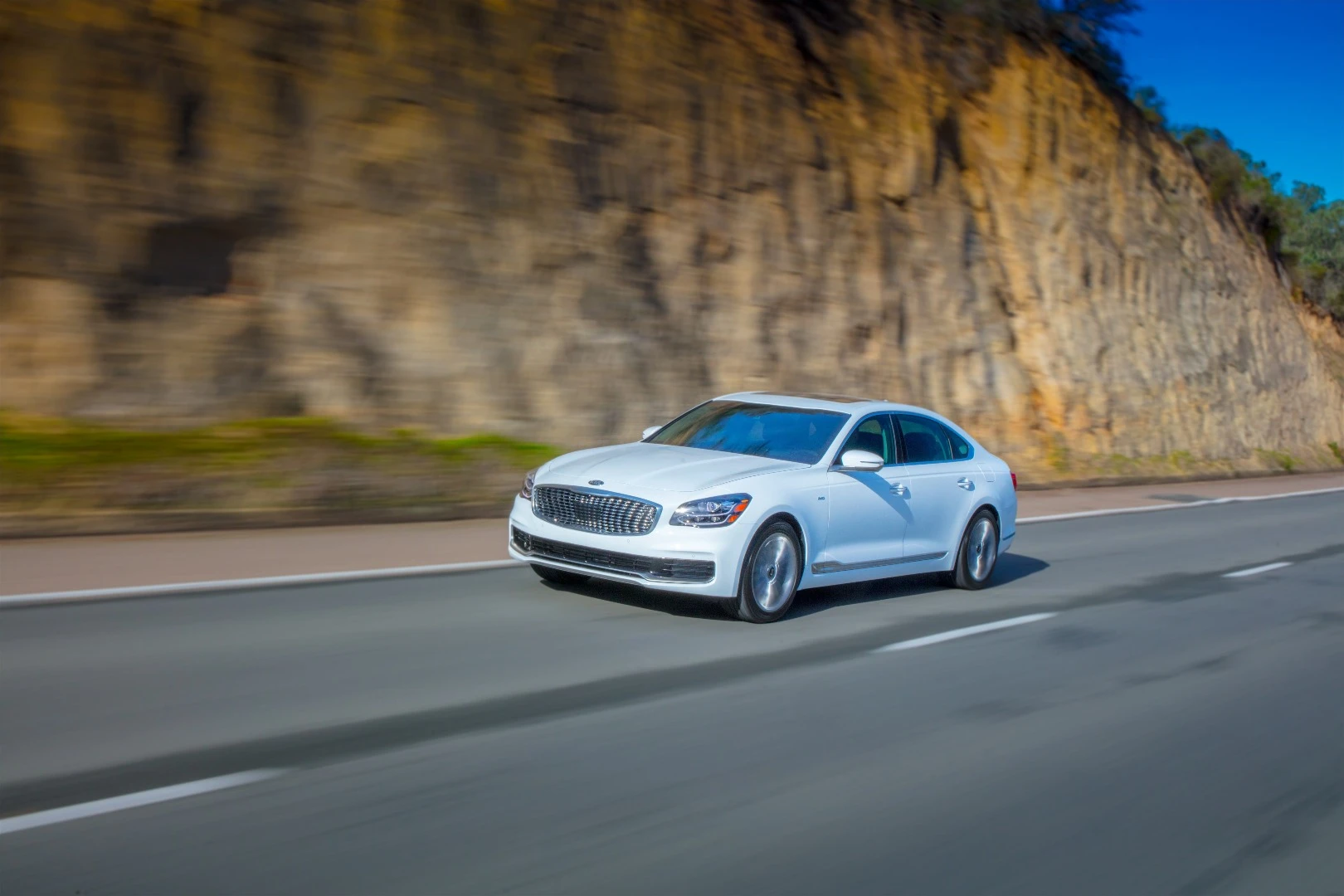 An eight-speed automatic transmission is standard in the new K900, as is all-wheel drive with dynamic torque vectoring