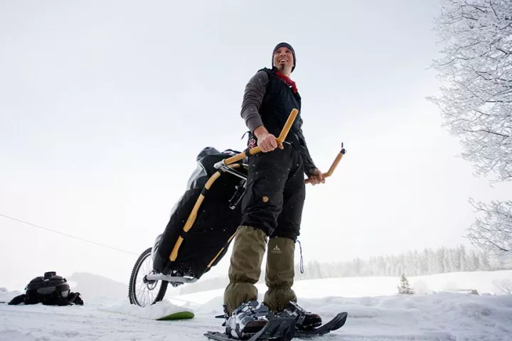 The MONOWALKER Hikingtrailer allows hikers to tow their backpacks behind them