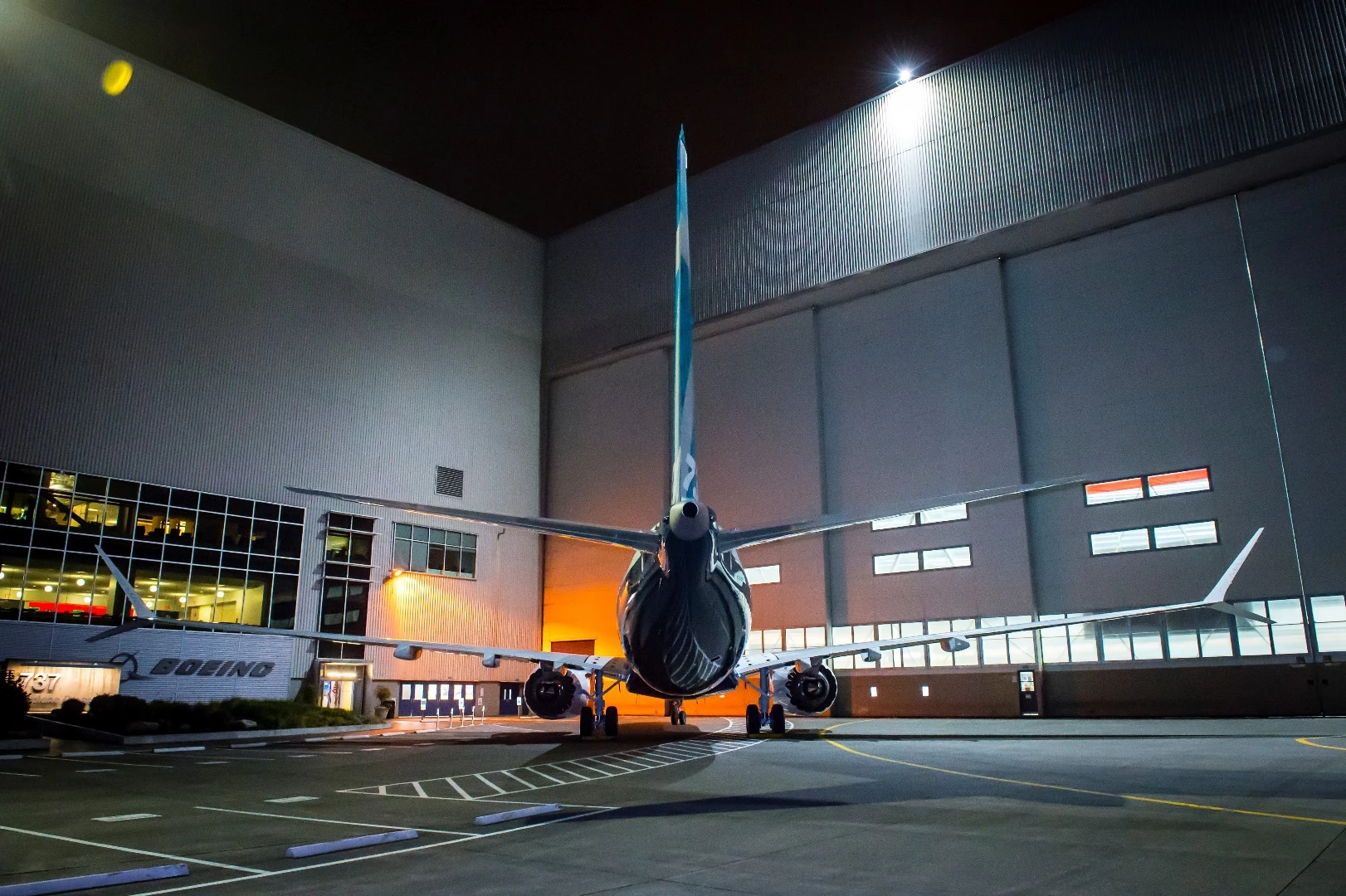737 MAX 7 stern view