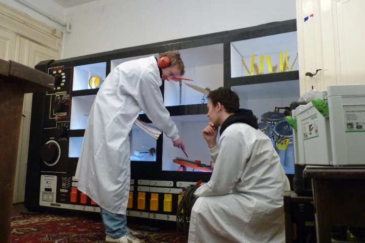 Moritz Simon Geist has built a huge mechanical homage to Roland's iconic TR-808 drum machine, that uses real instruments played by robots to reproduce 11 key sounds from the original device