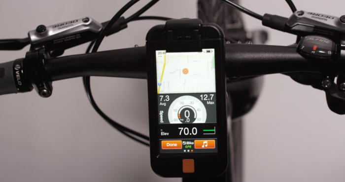 An iOS companion app displays information such as speed, cadence, elevation and a map for navigation