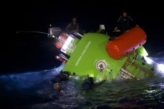 Diving Crews perform in-water testing of DEEPSEA CHALLENGER off Papua New Guinea (Photo: Mark Thiessen/National Geographic)