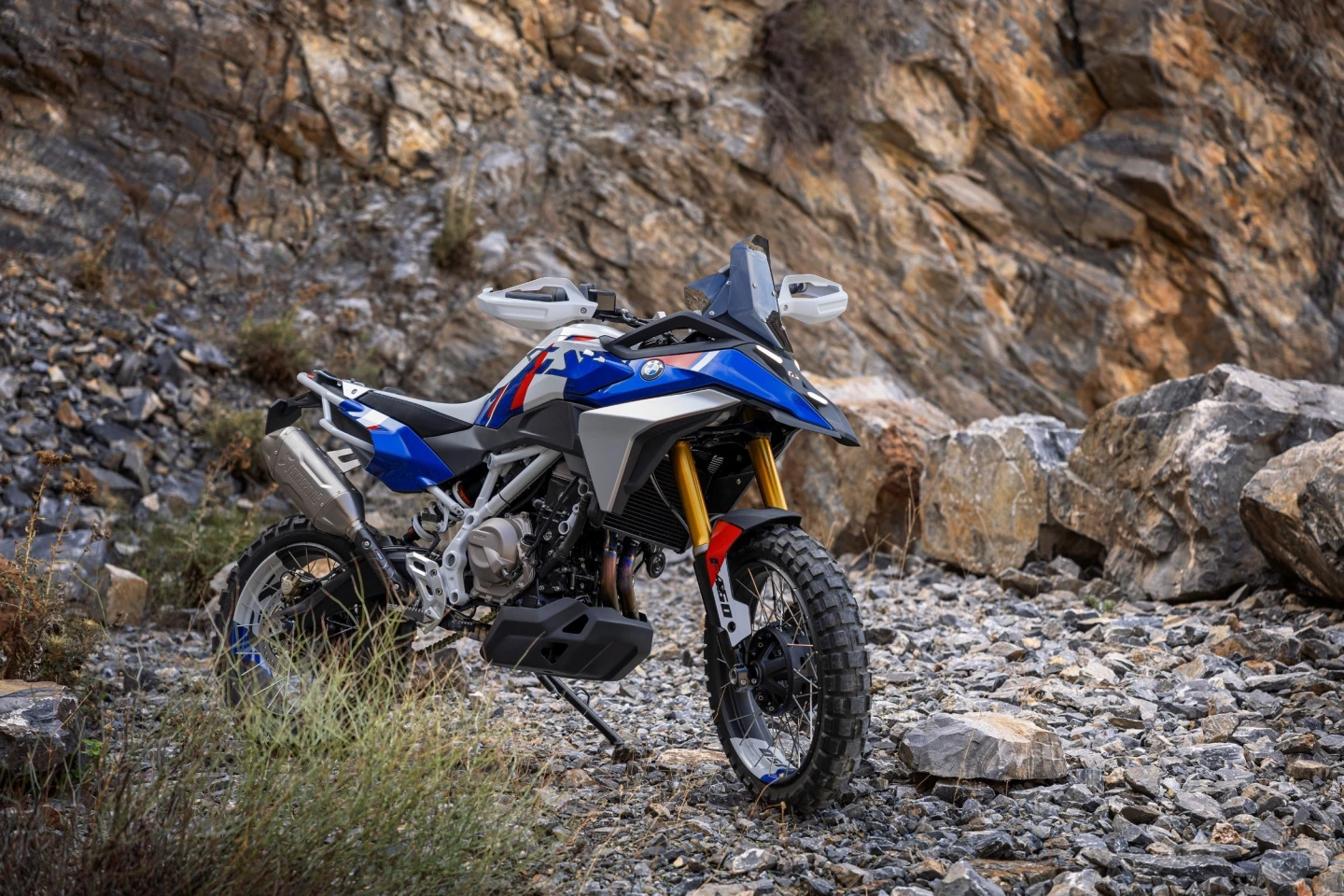 It takes cues from the capable design of the bigger 1300 GS