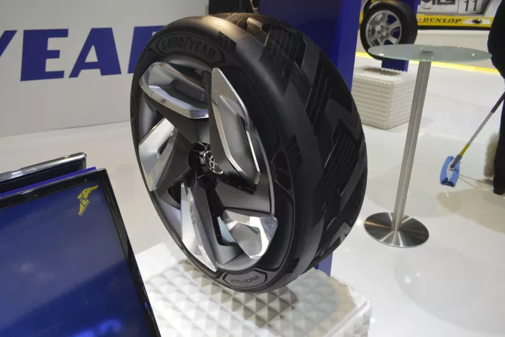 The BHO3 concept tire uses a thermo/peizoelectric net to turn heat and motion into electricity (Photo: C.C. Weiss/Gizmag.com)