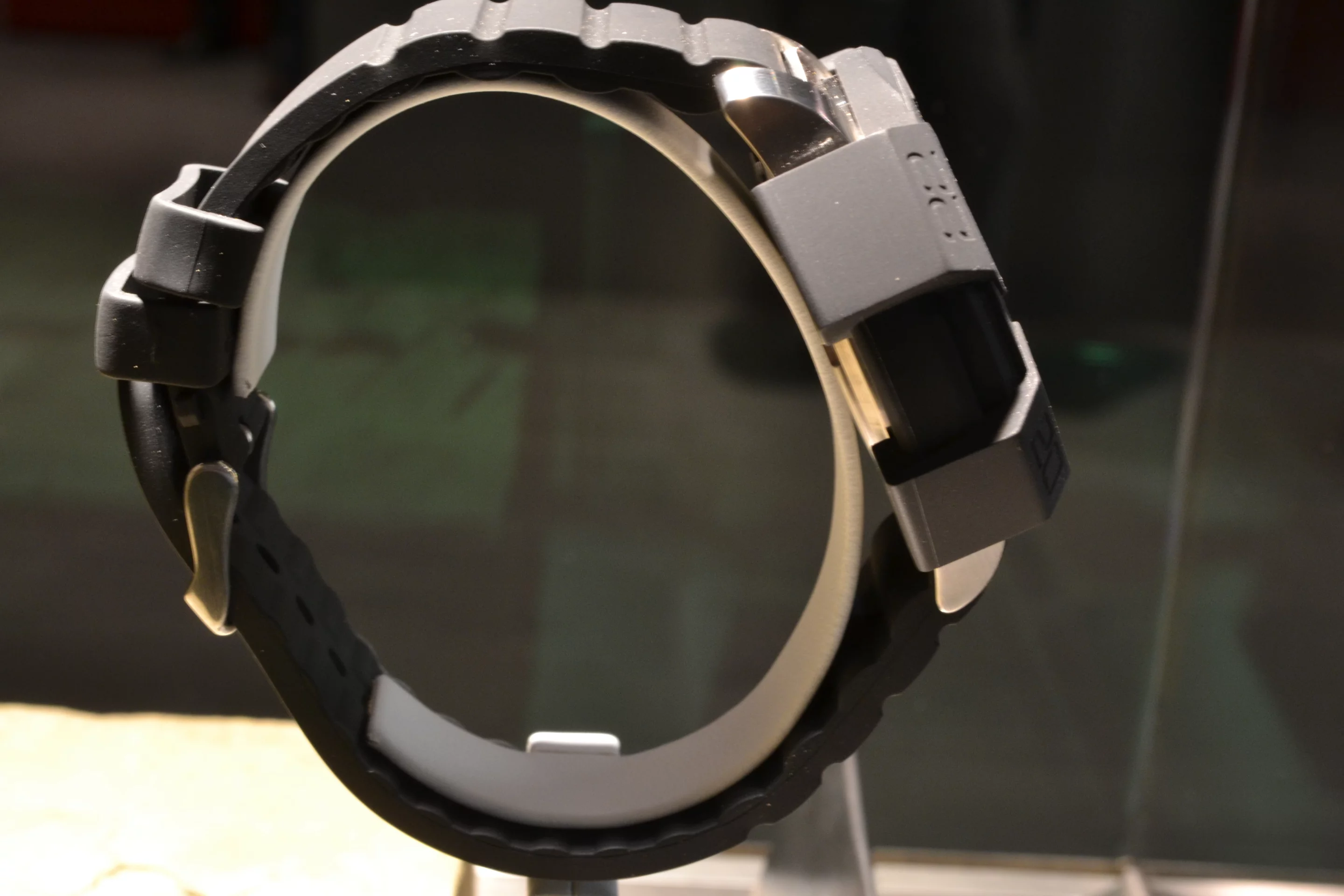 The Inox is further strengthened with a removable protective cover made of nylon and silicone