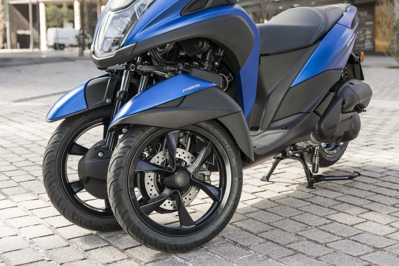 The front system of the Yamaha Tricity 155, including wheels, brakes and suspension, is identical to that of the previous model
