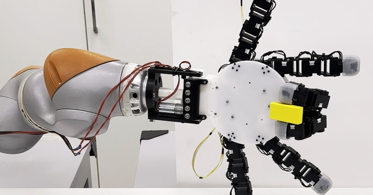 Revolutionary robo-hand crawls beyond human dexterity