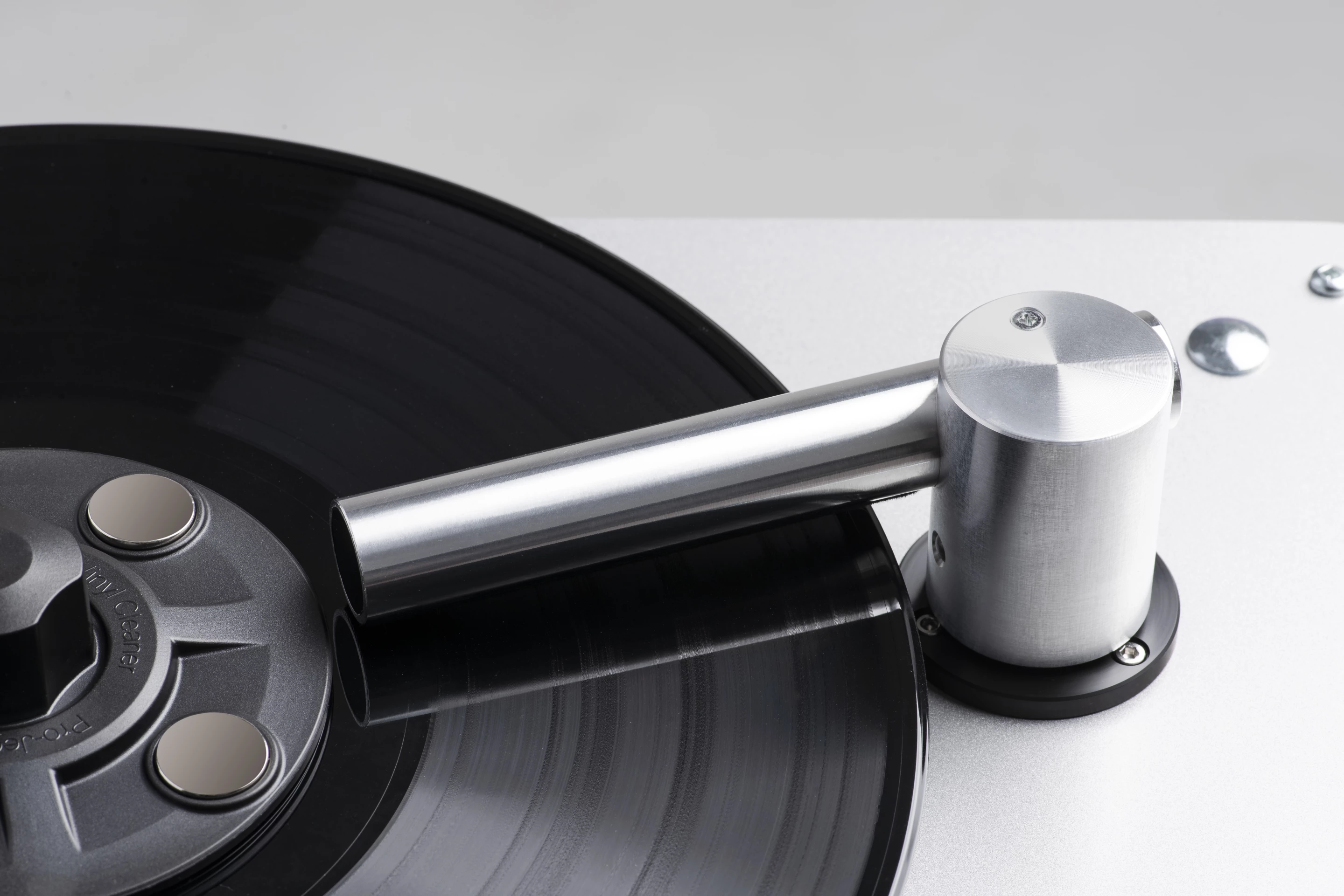 The magnetic clamp keeps the label safe while the whole record vacuum arm removes cleaning solution and dirt