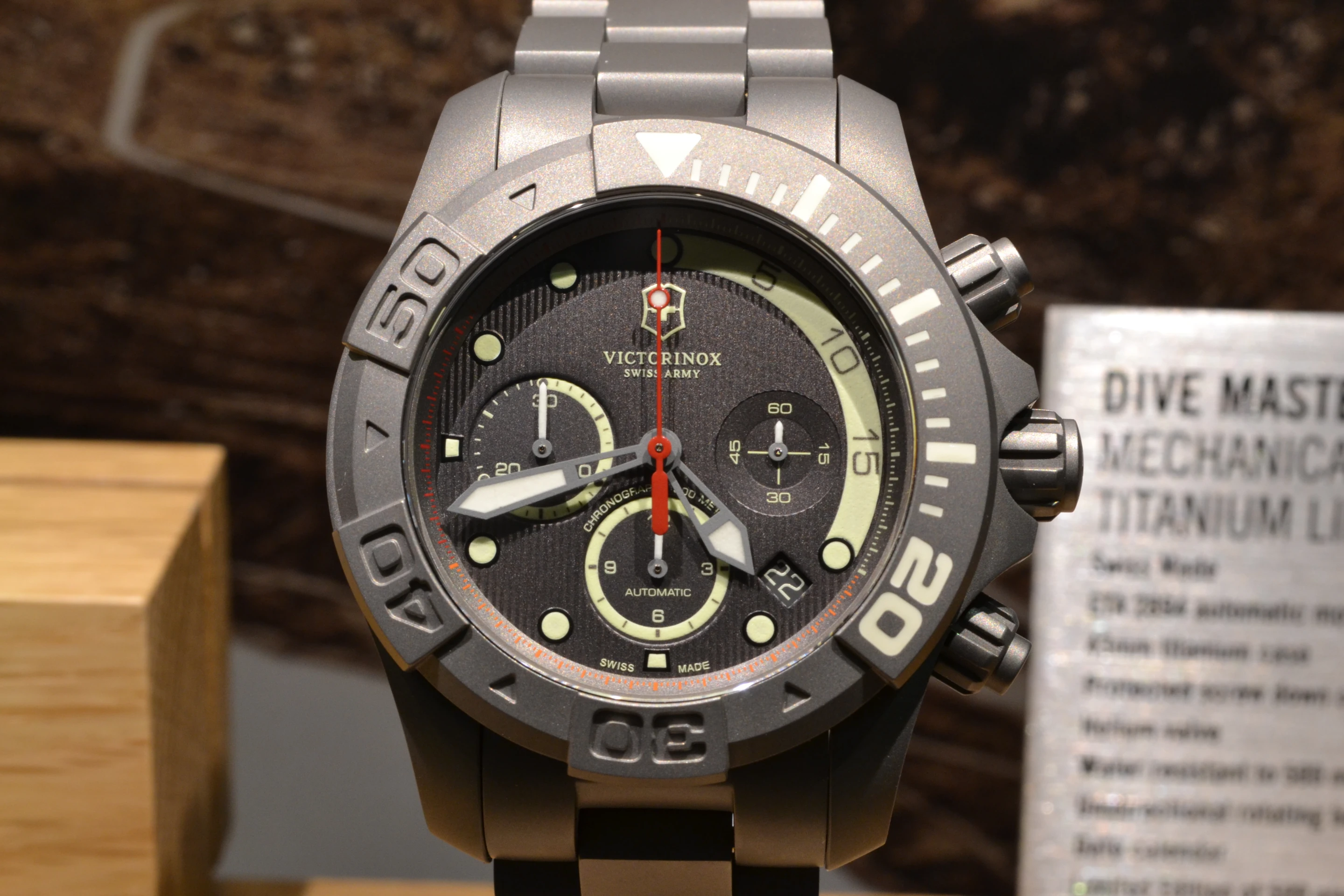 The watch features an ETA 2894-2 mechanical self-winding movement
