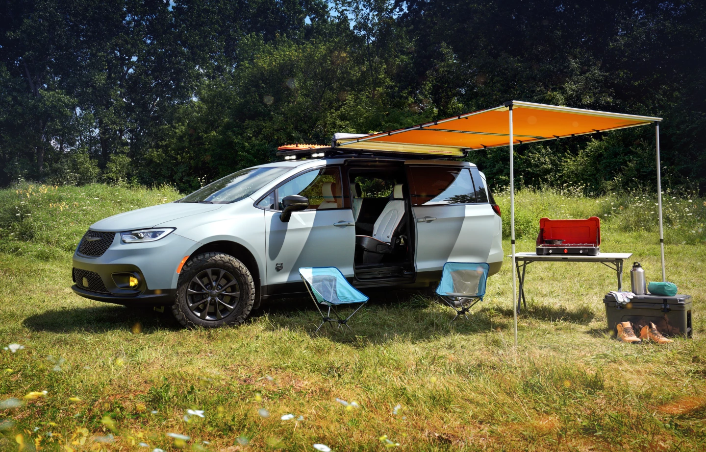 The Chrysler Grizzly Peak doesn't have its own kitchen, but it makes a functional shaded outdoor space with its ARB awning