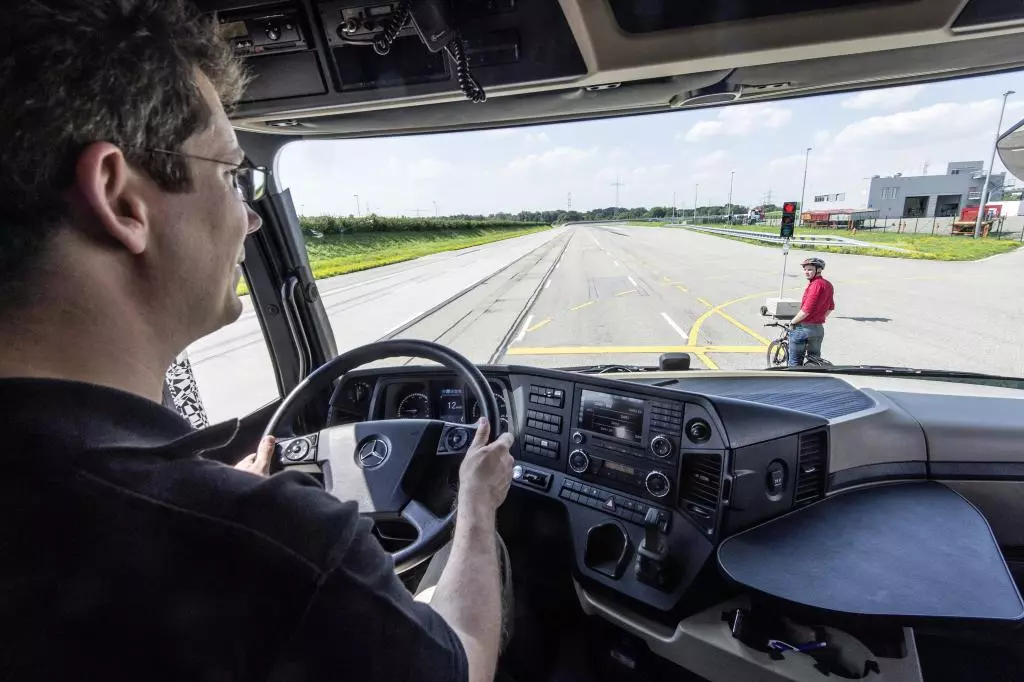 Cyclist safety should be improved by the introduction of Blind Spot Assist for trucks