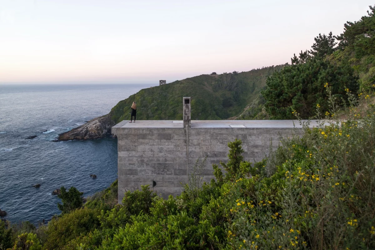 Loba House measures 3.2 x 19.2 m (10.5 x 63 ft)