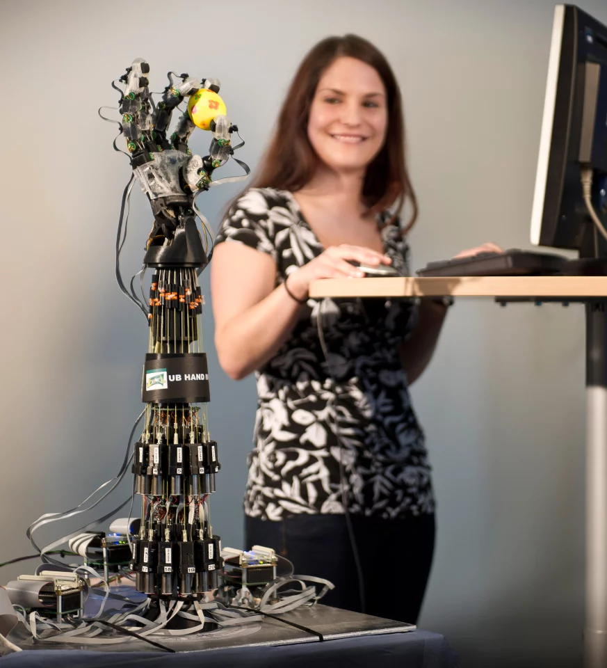 The robotic hand utilizing string "tendons" can grasp a raw egg without breaking it (Photo: Markus Breig)