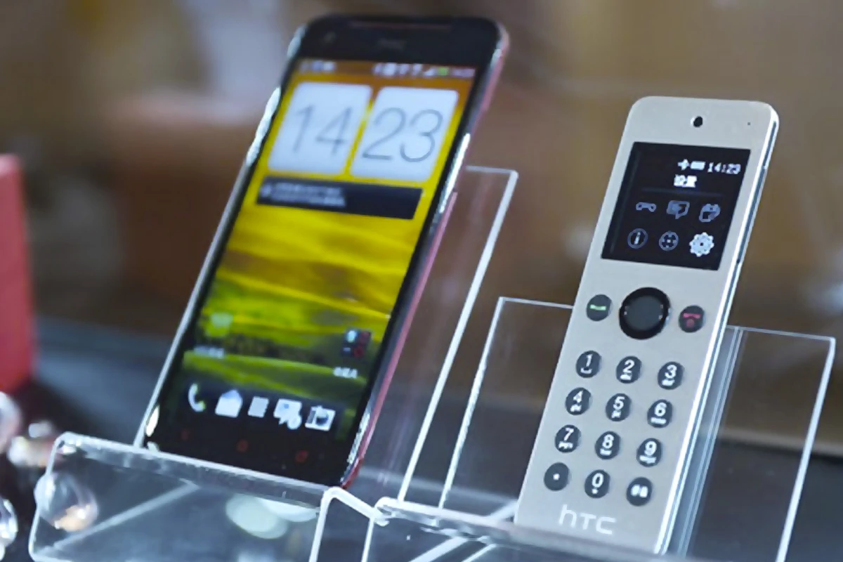 HTC's Mini lets your Butterfly delegate the whole phone thing to a little helper