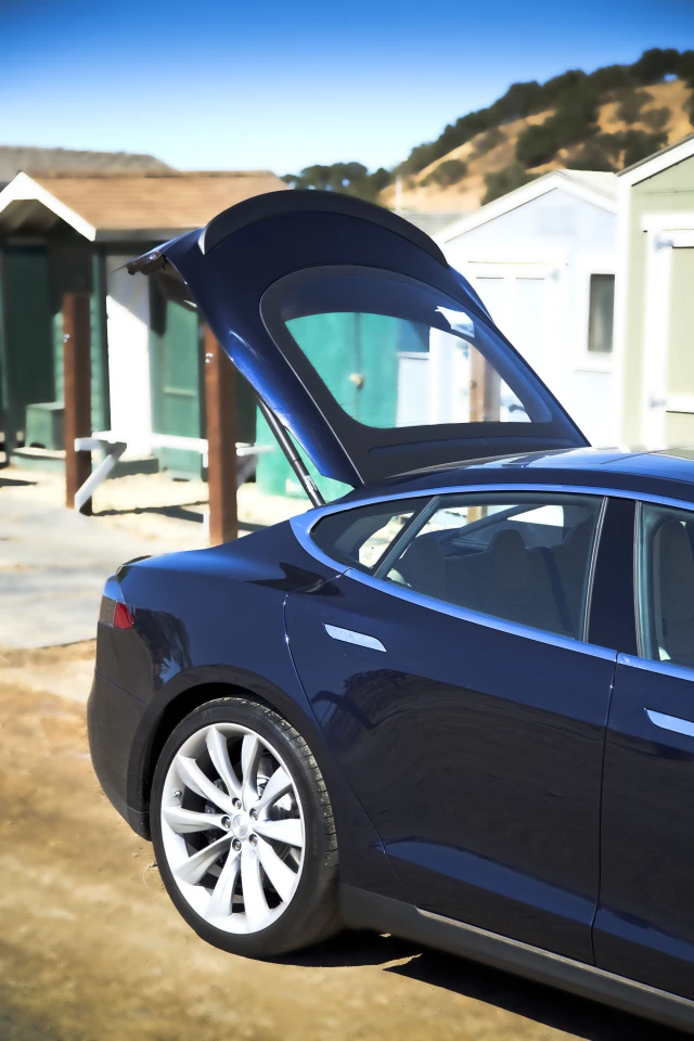 With no engine up front or intruding rear axle the Model S has more than enough space for most storage situations (Photo: Angus MacKenzie/gizmag.com)