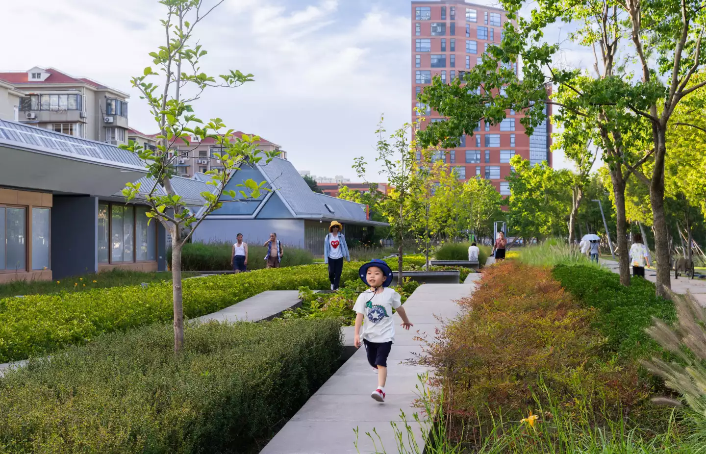 The Xuhui Runway Park includes a series of pathways, cycle paths, and garden areas