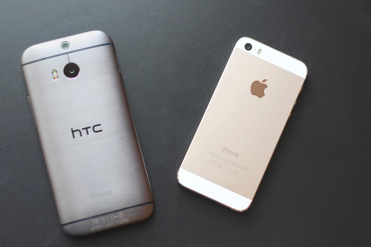 Gizmag goes hands-on to compare the HTC One (M8) and iPhone 5s